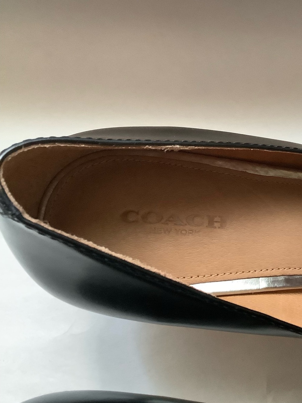 COACH| Wmns Black Leather Betty Heeled Loafer Tassle Sz 9B Office - Picture 8 of 13
